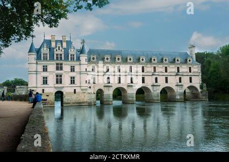 Chenanceau, Francia - 01 novembre 2013: Chenonceau Castello (Chateau de Chenonceau) riflesso nel fiume, Valle della Loira, Francia Foto Stock