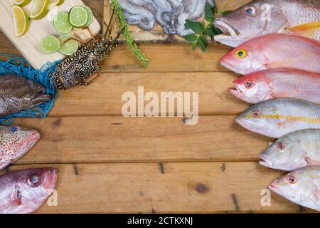 Pesce fresco caraibico su vecchio tavolo di legno. Vista dall'alto. Primo piano. Foto Stock