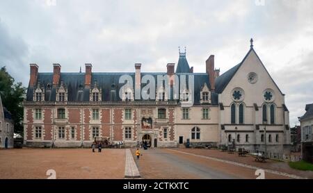 Blois, Francia - 02 novembre 2013: La facciata d'ingresso anteriore del Castello di Blois (Chateau de Blois) nella valle della Loira. Francia. Foto Stock