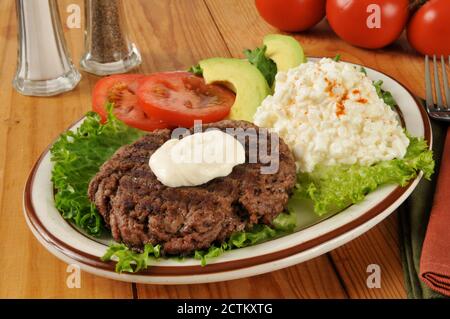 Una tortina di sirloin alla griglia con formaggio di cottage Foto Stock