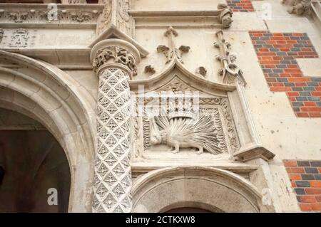 Blois, Francia - 02 novembre 2013: Primo piano di Luigi XII emblema a forma di istrice sopra l'ingresso del castello di Blois, Valle della Loira, Francia Foto Stock