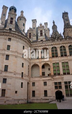 Chambord, Francia - 03 novembre 2013: Dettaglio delle torri al castello francese Chambord. Foto Stock