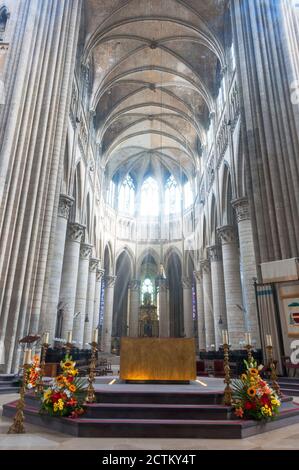 Rouen, Francia - Ottobre 26 2014: Navata della cattedrale di Rouen. Cappella con colonne ioniche. Foto Stock