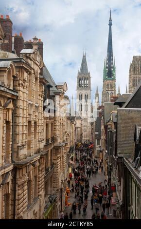 Rouen, Francia - 28 ottobre 2014: La strada del Grande Orologio, Rue du Gros Horloge, strada principale nella storica città Normandia di Rouen Francia con il Roue Foto Stock