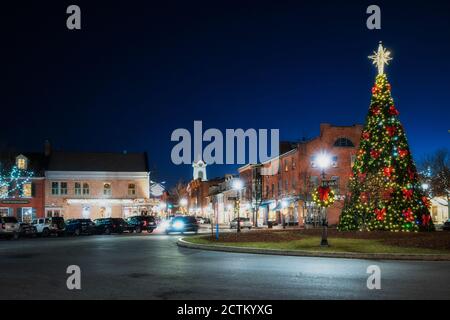 Vista notturna invernale della piazza della città illuminata per Natale, con albero di vacanza, di notte, Gettysburg, Pennsylvania Foto Stock
