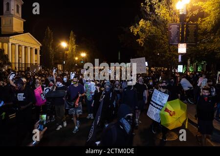 Washington, DC, USA, 23 settembre 2020. Nella foto: Diverse centinaia di persone camminano attraverso Black Lives Matter Plaza durante la marcia per la giustizia per Breonna Taylor, con la Casa Bianca e il Monumento a Washington sullo sfondo. La marcia per la giustizia per Breonna Taylor è stata un evento a livello nazionale che si è svolto in molte città degli Stati Uniti. La marcia è stata in risposta all'annuncio che la polizia che ha ucciso Breonna Taylor mentre dormiva non sarebbe stata accusato della sua morte. Credito: Allison C Bailey/Alamy Foto Stock