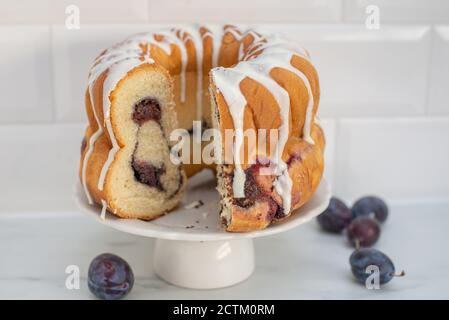 Tipico gugelhupf tedesco di seme di papavero su un tavolo Foto Stock