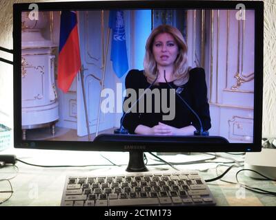 Zuzana Caputova, Presidente della Repubblica slovacca, parla durante l'Assemblea generale delle Nazioni Unite, che si è vista su un monitor per computer. L'ONU tiene una riunione virtuale della 75 a sessione dell'Assemblea Generale durante la pandemia del COVID-19 Foto Stock