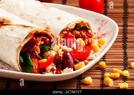 Cibo messicano tradizionale, burritos con carne e fagioli, fuoco selettivo Foto Stock