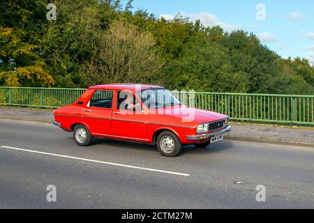 1976 anni 70 rosso Renault 12 TS berlina d'epoca; veicoli veicolari in movimento, automobili che guidano veicoli su strade del Regno Unito, motori, motori sulla rete autostradale M6. Foto Stock