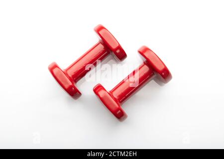 Primo piano di Dumbbells su sfondo bianco Foto Stock