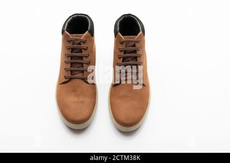 Paio di scarpe marrone isolato su sfondo bianco Foto Stock