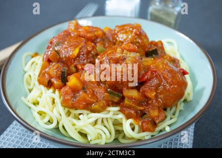 polpette di manzo in salsa di pomodoro e spaghetti Foto Stock