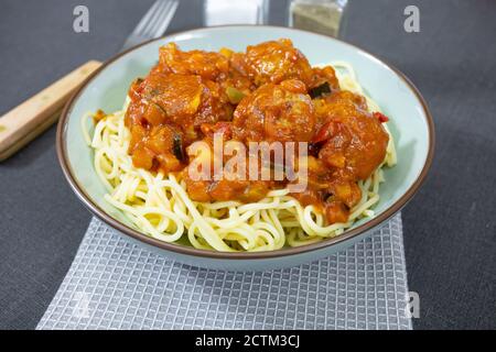 polpette di manzo in salsa di pomodoro e spaghetti Foto Stock