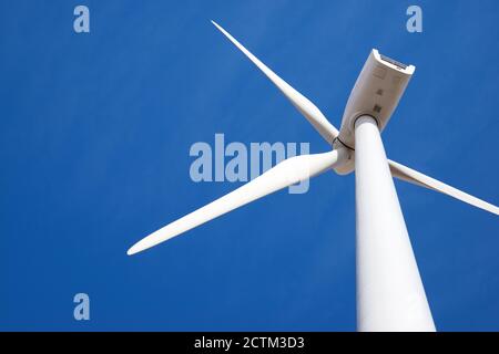 Turbina eolica per la produzione di energia elettrica, provincia di Saragozza, Aragona in Spagna. Foto Stock