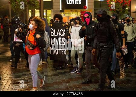 Seattle, Wa, Washington, Stati Uniti. 23 Settembre 2020. I manifestanti marciano al Tribunale federale in ricordo di Breonna Taylor a Seattle, Washington, 23 settembre 2020. Oggi, i funzionari di polizia di Louisville che hanno sparato e ucciso Taylor lo scorso marzo durante un mandato di non bussare, non sono stati accusati da una grande giuria. Credit: Karen Ducey/ZUMA Wire/Alamy Live News Foto Stock