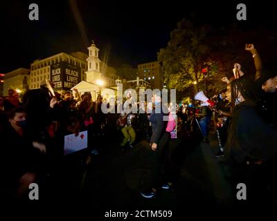 Washington DC, Washington DC, Stati Uniti. 23 Settembre 2020. Centinaia di persone scendono per le strade di Washington DC, marciando dal Dipartimento di Giustizia a Black Lives Matter Plaza e oltre per protestare contro l'annuncio che i poliziotti che hanno sparato e ucciso Taylor non sono stati trovati colpevoli dalla Grande Giuria del Kentucky. I manifestanti di tutto il paese hanno pronunciato un discorso appassionato che spiega il razzismo sistematico. Credit: Amy Katz/ZUMA Wire/Alamy Live News Foto Stock