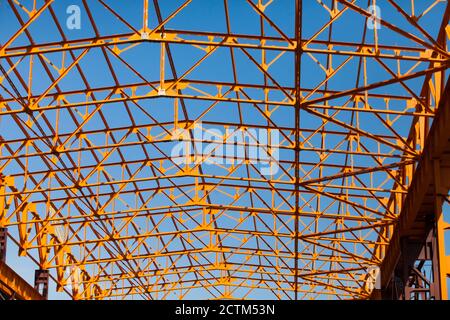 Kostanay/Kazakhstan - Maggio 14 2012: Costruzione di una nuova struttura in acciaio arancione. Sfondo astratto. Montaggio del tetto. Nessuna gente. Cl Foto Stock