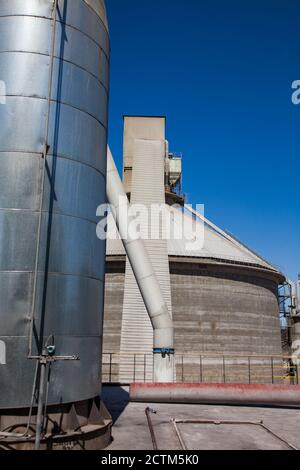 Kazakistan. Impianto di cemento Jambyl. Torre e silo su cielo blu chiaro. Foto Stock