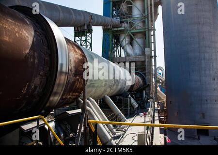 Mynaral/Kazakhstan - Aprile 23 2012: Forno a gas per impianti di cemento Jambyl (forno a clinker rotante) per la produzione di cemento. Foto Stock