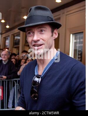 Hugh Jackman esce dalla porta del palco per salutare alcuni fan Foto Stock