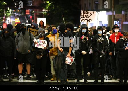 Seattle, Wa, Washington, Stati Uniti. 23 Settembre 2020. I manifestanti marciano in ricordo di Breonna Taylor a Seattle, Washington, 23 settembre 2020. Oggi, i funzionari di polizia di Louisville che hanno sparato e ucciso Taylor lo scorso marzo durante un mandato di non bussare, non sono stati accusati da una grande giuria. Credit: Karen Ducey/ZUMA Wire/Alamy Live News Foto Stock