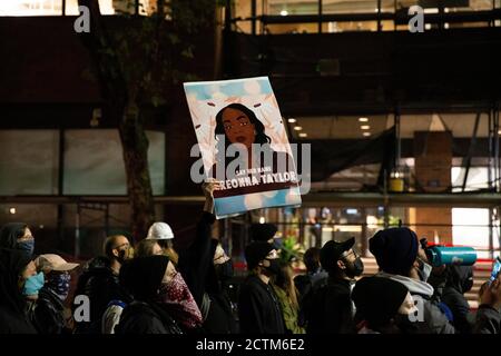 Seattle, Wa, Washington, Stati Uniti. 23 Settembre 2020. I manifestanti marciano in ricordo di Breonna Taylor a Seattle, Washington, 23 settembre 2020. Oggi, i funzionari di polizia di Louisville che hanno sparato e ucciso Taylor lo scorso marzo durante un mandato di non bussare, non sono stati accusati da una grande giuria. Credit: Karen Ducey/ZUMA Wire/Alamy Live News Foto Stock