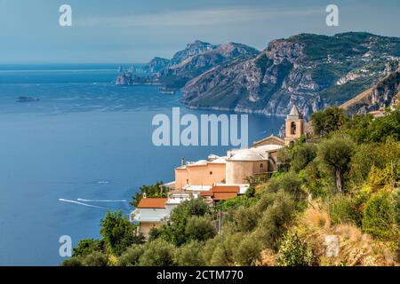 Il piccolo borgo di Nocelle situato lungo il sentiero degli dei, Costiera Amalfitana, Campania, Italia Foto Stock