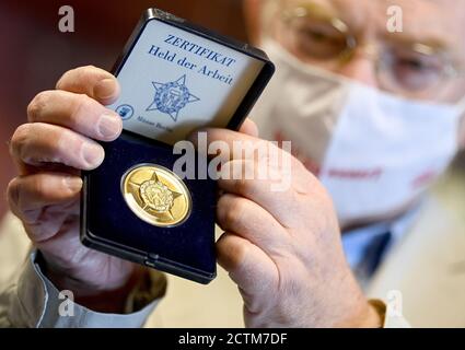 Berlino, Germania. 18 Settembre 2020. Stefan Wolle, storico, mostra una replica dell'ordine 'Hero del lavoro' nel GDR Museum. Credit: Pedersen/dpa-Zentralbild/ZB/dpa/Alamy Live News Foto Stock