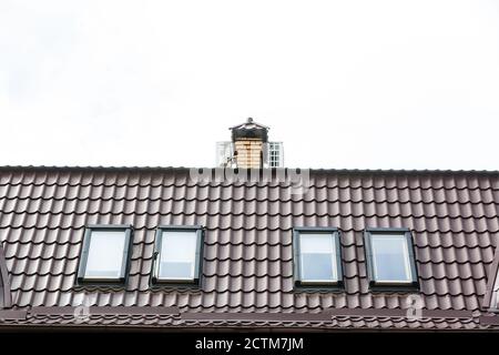Garette classiche su un tetto in tegole rosse. Foto Stock