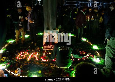 Seattle, Wa, Washington, Stati Uniti. 23 Settembre 2020. I manifestanti illuminano candele e posano fiori fuori dal Tribunale federale in ricordo di Breonna Taylor a Seattle, Washington, 23 settembre 2020. Oggi, i funzionari di polizia di Louisville che hanno sparato e ucciso Taylor lo scorso marzo durante un mandato di non bussare, non sono stati accusati da una grande giuria. Credit: Karen Ducey/ZUMA Wire/Alamy Live News Foto Stock