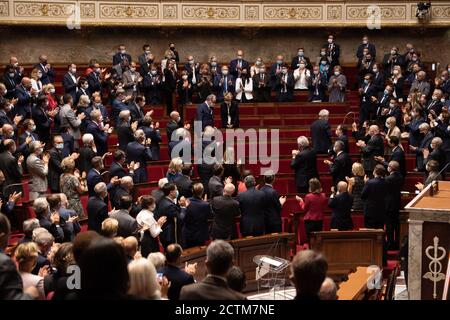 (200924) -- PARIGI, 24 settembre 2020 (Xinhua) -- Richard Ferrand, presidente dell'Assemblea nazionale francese, e Claude Chirac, figlia dell'ex presidente francese Jacques Chirac, partecipano alla cerimonia di inaugurazione dopo che una targa commemorativa in omaggio a Jacques Chirac è stata installata nell'auditorium dell'Assemblea nazionale a Parigi, Francia, 23 settembre 2020. (Foto fornita da Jack Chan/Xinhua) Foto Stock