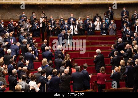 (200924) -- PARIGI, 24 settembre 2020 (Xinhua) -- Richard Ferrand, presidente dell'Assemblea nazionale francese e Claude Chirac, figlia dell'ex presidente francese Jacques Chirac, partecipano alla cerimonia di inaugurazione dopo che una targa commemorativa in omaggio a Jacques Chirac è stata installata nell'auditorium dell'Assemblea nazionale a Parigi, Francia, 23 settembre 2020. (Foto fornita da Jack Chan/Xinhua) Foto Stock