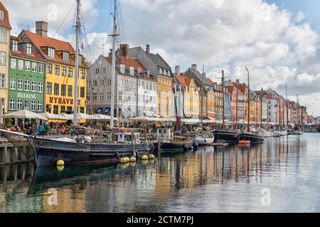 Il canale Nyhavn di Copenhagen, Danimarca, è una destinazione turistica molto apprezzata Foto Stock