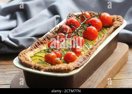 Quiche con pomodoro, zucchine e formaggio Foto Stock