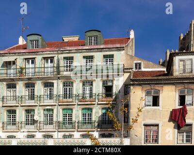 Le facciate allegre di vecchi edifici residenziali tradizionali nel Città adorato con Azulejos, ceramica artigianale tegole.Lisbon, Portogallo Foto Stock