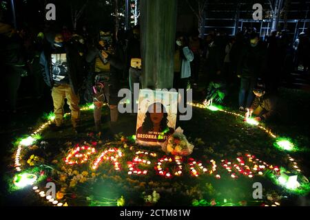 Seattle, Wa, Washington, Stati Uniti. 23 Settembre 2020. I manifestanti illuminano candele e posano fiori fuori dal Tribunale federale in ricordo di Breonna Taylor a Seattle, Washington, 23 settembre 2020. Oggi, i funzionari di polizia di Louisville che hanno sparato e ucciso Taylor lo scorso marzo durante un mandato di non bussare, non sono stati accusati da una grande giuria. Credit: Karen Ducey/ZUMA Wire/Alamy Live News Foto Stock