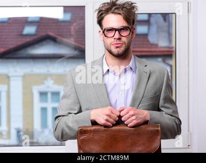 Uomo con valigetta isolata su sfondo bianco. Nerd o brainiac con giacca classica. Sindrome di Bookworm e concetto di lavoro duro. Insegnante o lavoratore serio con setole in calici. Foto Stock