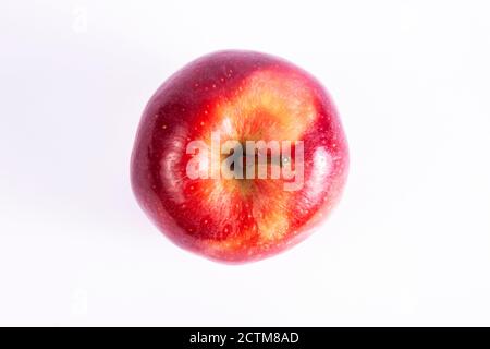 Mela biologica fresca . Isolato su sfondo bianco mela rossa. Frutta gustosa e succosa. Vista dall'alto Foto Stock