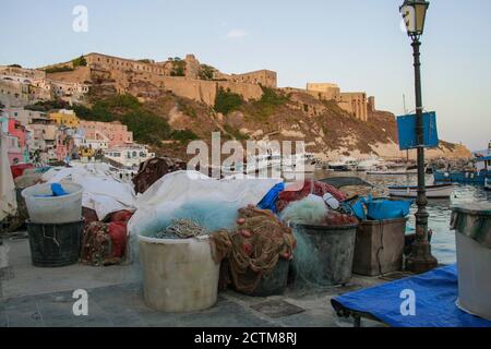 Procida, Provincia di Napoli, Campania, Italia. Isola di Procida, Marina di Corricella. Questo luogo è stato il set del famoso film il postino (il Postino), 1994 con massimo Troisi e Philippe Noiret. Sullo sfondo, la fortificazione di Terra Murata. Foto Stock