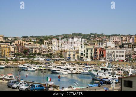 Pozzuoli, Provincia di Napoli, Campania, Italia. Vista panoramica sulla città e sul porto di Pozzuoli. Foto Stock