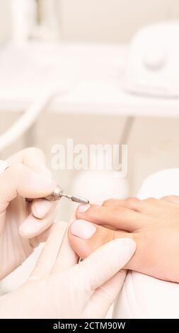 Manicure classica con unghie rosa su sfondo bianco. Concetto di trattamento spa Foto Stock