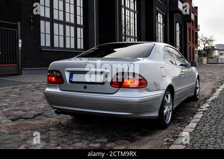 RIGA, LETTONIA - 22 APRILE 2018: Argento Mercedes-Benz Coupe CLK200 Kompressor - W208, 2001. Foto Stock