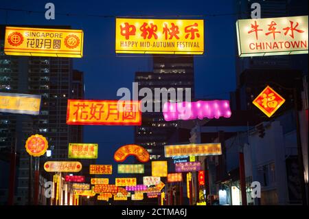 23.09.2020, Singapore, Repubblica di Singapore, Asia - UNA strada in Chinatown decorata con striscioni illuminati come lanterne durante il Festival di metà autunno. Foto Stock