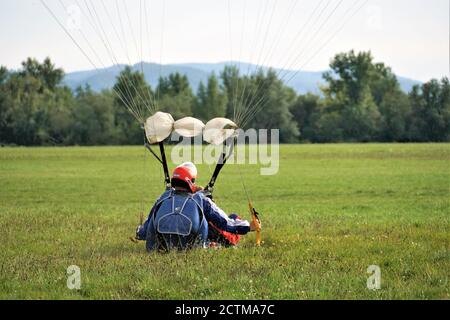 Salto in paracadute tandem al momento dell'atterraggio primo piano girato a Slavnica Aeroklub, Slovacchia, il 19 settembre 21020. Foto Stock