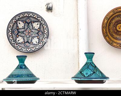 Ceramica marocchina nella Medina di Essaouira. Piatti tagine colorati Foto Stock