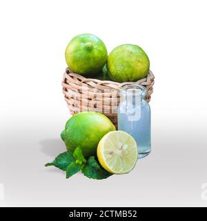 Limoni verdi e lime isolati su sfondo bianco Foto Stock
