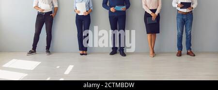 Persone in attesa di un colloquio di lavoro o lavoratori in attesa di boss invito a firmare i loro documenti Foto Stock