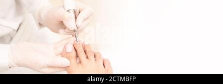 Manicure classica con unghie rosa su sfondo bianco. Concetto di trattamento spa Foto Stock