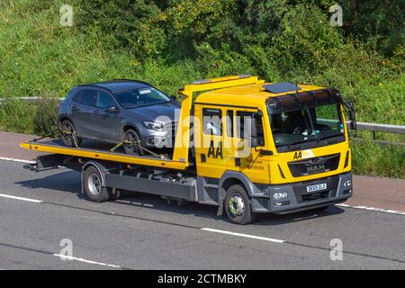 AA Roadside 24 ore di recupero guasti; trasportatore di auto uomo TGX (My2018) consegna camion, che trasporta Mercedes Benz UN trasporto di classe, camion di soccorso, carico, veicolo, consegna, trasporto commerciale, industria, sulla M6 a Lancaster, Regno Unito Foto Stock